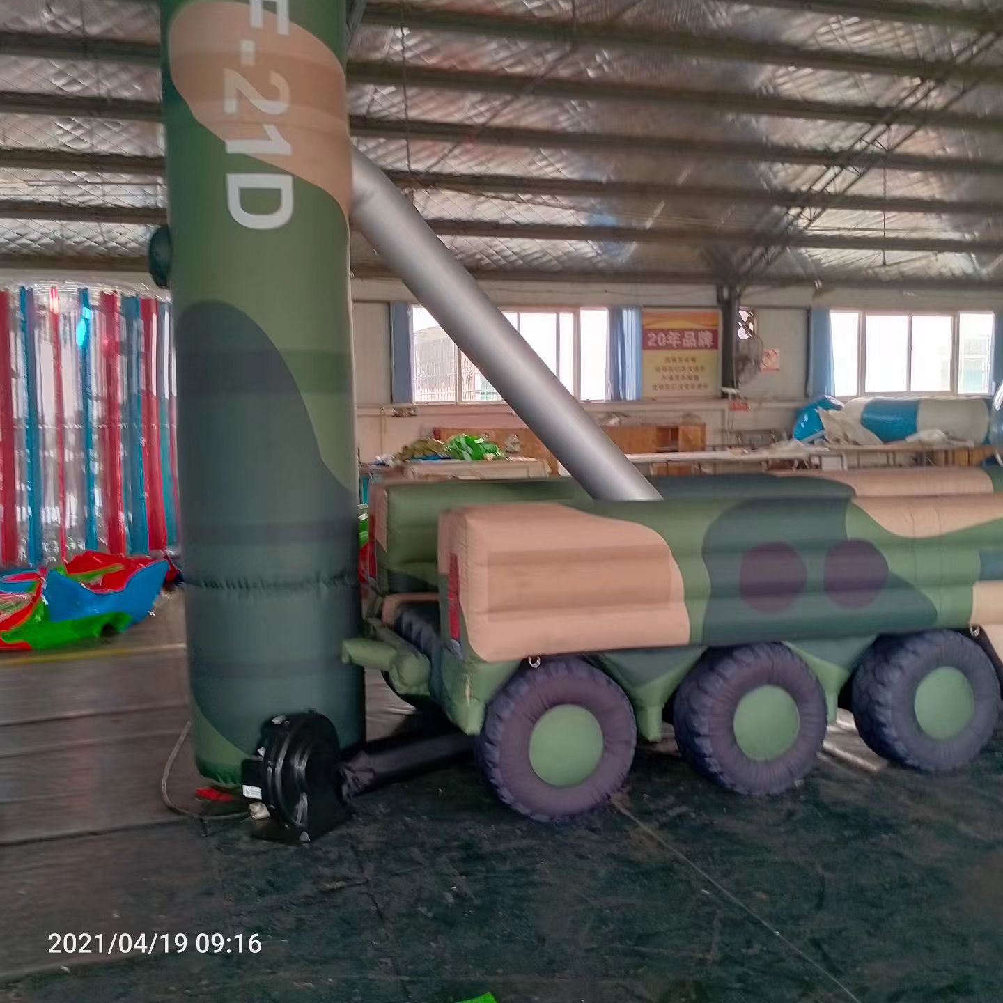 东台军事演习中的充气目标车辆：模拟发射车雷达车坦克飞机